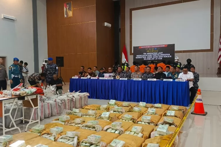 Tim patroli TNI AL Lanal Tanjung Balai Karimun berhasil menggagalkan penyelundukan 1,9 ton narkotika di Perairan Karimun, Provinsi Kepri. (Istimewa)