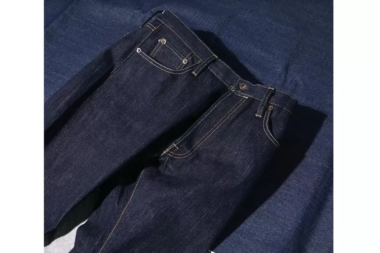 7 Rekomendasi Brand Lokal Yang Produksi Celana Jeans Warna Hitam Dengan ...