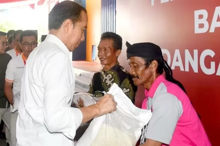 Jokowi Bagikan Bansos Rp 600 Ribu, Sindir Anies: Ikuti Kebutuhan Rakyat ...