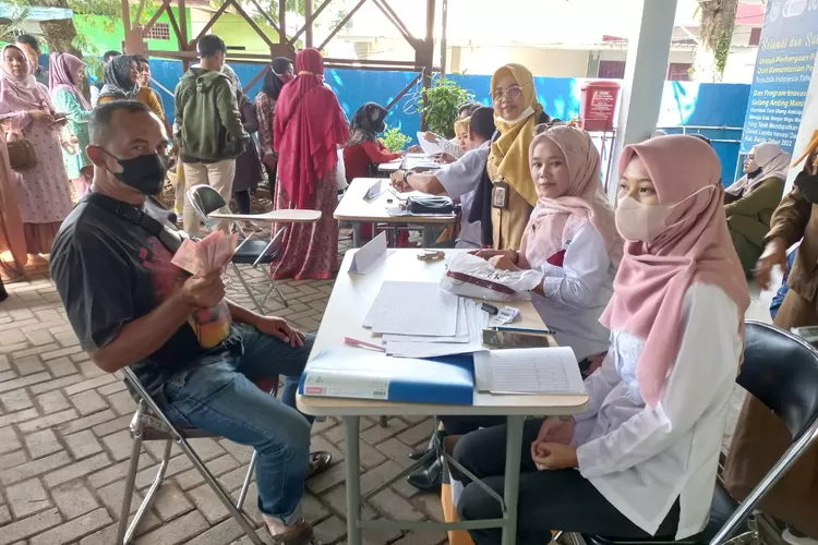 Ilustrasi pencairan bansos. KPM di Cianjur terima bansos BLT Dana Desa. (Dok. infopublik.bajarkab.go.id)