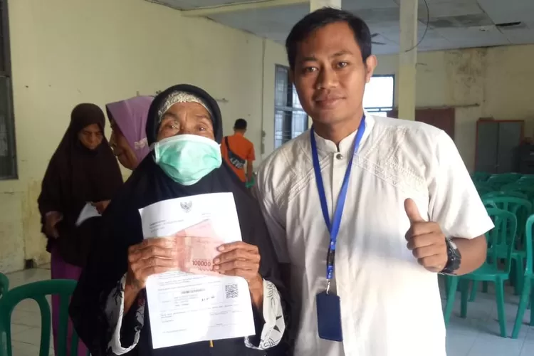 Ilustrasi pencairan bansos, cek daftar penerima dengan NIK KTP. (Dok. sosial.bimakota.go.id)