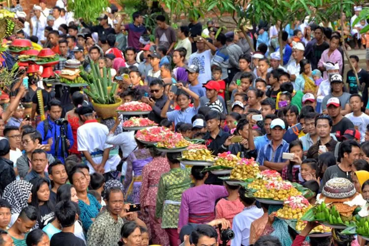 Tradisi Indonesia! 5 Daerah Dengan Tradisi Unik Dan Bermakna Saat ...