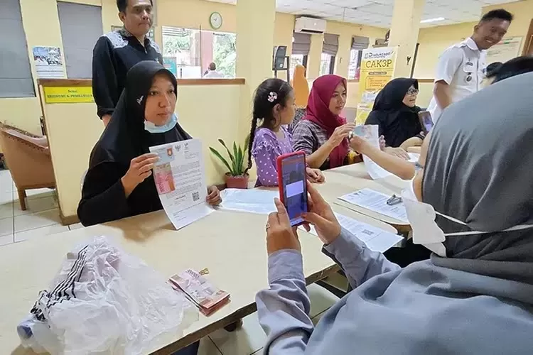 Ilustrasi pencairan bansos, KPM kategori ini akan dimintai dokumen. (Dok. Kemensos)