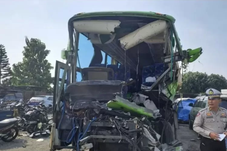 Rombongan Bus Study Tour SMP PGRI 1 Wonosari Kecelakaan Di Tol Jombang ...