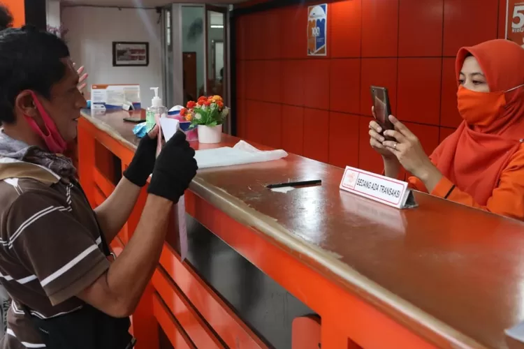 Ilustrasi pencairan bantuan sosial PKH dan BPNT tahap 3. (Dok. kemensos.go.id)