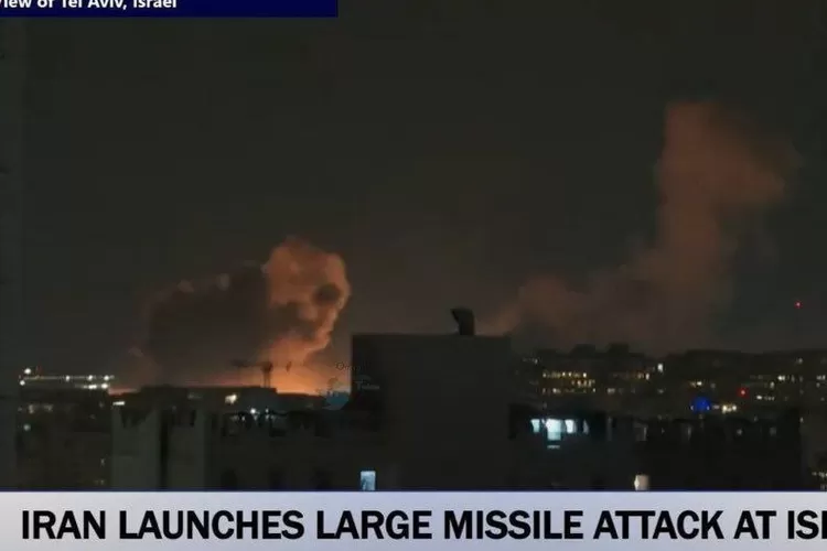 Iron Dome Jebol! Ratusan Rudal Iran Menghantam Tel Aviv Israel (france24.com)