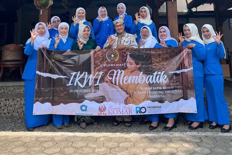IKWI Jabar mengadakan workshop dengan tema &ldquo;IKWI Membatik&rdquo; di Rumah Batik Komar Bandung, Selasa 22 Oktober 2024. (Dok. PWI Jabar)