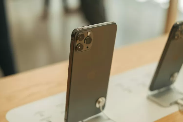 Temukan 5 pilihan HP tipis dan elegan 2025 yang cocok untuk wanita aktif. Desain cantik, performa kencang, dan nyaman digenggam. (Unsplash)