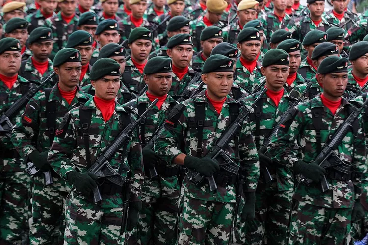 Revisi UU TNI picu kontroversi! Penempatan prajurit di jabatan sipil dan perpanjangan pensiun, ancaman demokrasi atau reformasi? (HukamaNews.com / Ist)