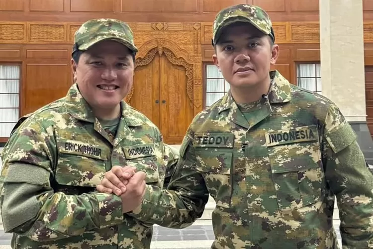 Menteri BUMN Erick Thohir melakukan salam komando dengan Seskab RI Mayor Teddy Indra Wijaya (Instagram Erick Thohir)