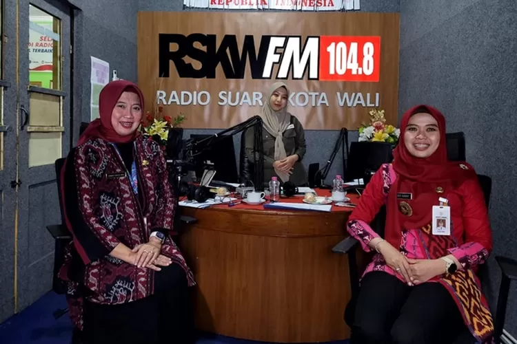 Podcast Bupati Demak beserta Kepala Dinkominfo di RSKW saluran 104.8 FM
