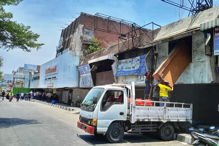 Salah satu toko di Jurnatan Semarang sedang mengemasi barang-barangnya ke truk. Tindakan ini dilakukan setelah KAI sebagai pemilik tanah memang gugatan.  ((Ayosemarang.com/ Audrian Firhannusa))
