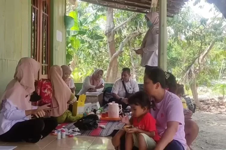 Petugas kesehatan turun ke desa untuk mengecek kondisi kesehatan warga Kendal yang menjadi jemaah haji tahun 2024 nenti.  (edi prayitno/contributor Kendal)