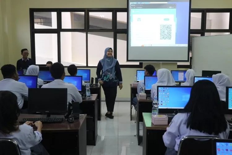 Dosen FTIK USM Berikan Pelatihan Optimalisasi Media Sosial di SMA Kesatrian 1 Semarang