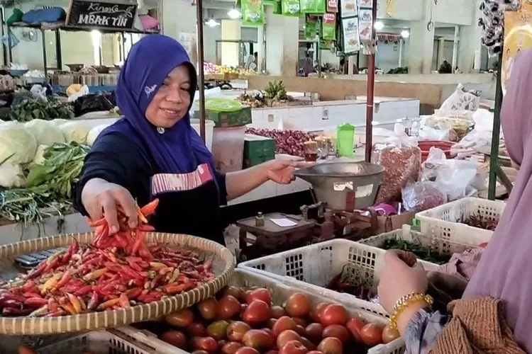 Pedagang sayuran di pasar tradisional Batang.  (Foto: Muslihun kontributor Batang.)