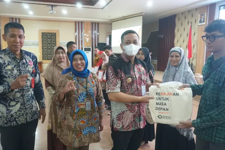 Walikota Pekalongan, HA Afzan Arslan Djunaid, didampingi AMMI Utara Balai Besar Standarisasi dan Pelayanan Jasa Industri Kerajinan dan Batik, Titik Purwanti, dan Kepala Dinperinaker Kota Pekalongan, Sri Budi Santoso.  (Foto: dok)