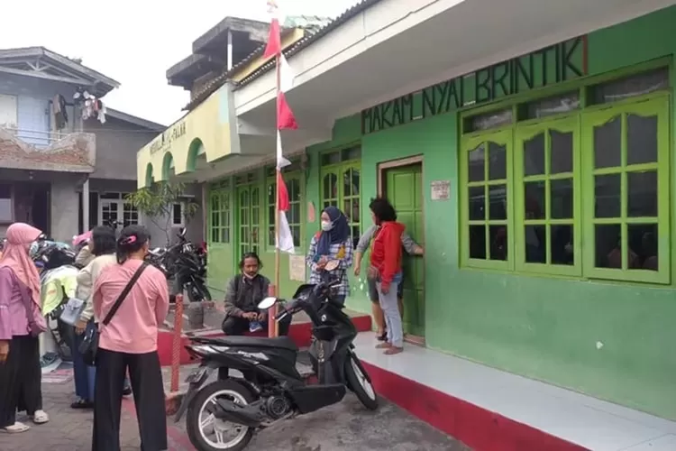 Makam Nyai Brintik di Semarang yang jadi tempat favorit para caleg jelang pemilu.  (Ayosemarang.com/ Audrian Firhannusa)