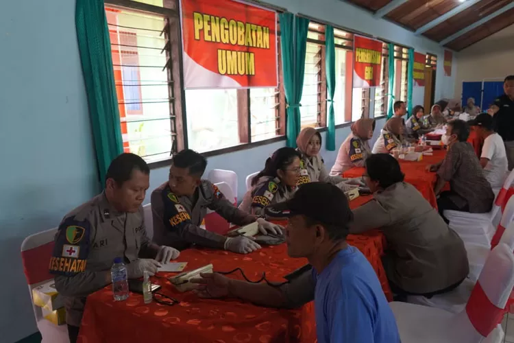 Bakti Sosial Akabri 1990 di Lamper Semarang oleh Polda Jateng.  (Humas Polda Jateng)
