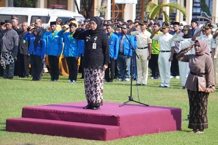 Pejabat (Pj) Bupati Batang Lani Dwi Rejeki saat menjadi pembina Upacara Hari Sumpah Pemuda ke-95 di Halaman Kantor Bupati Batang. 
