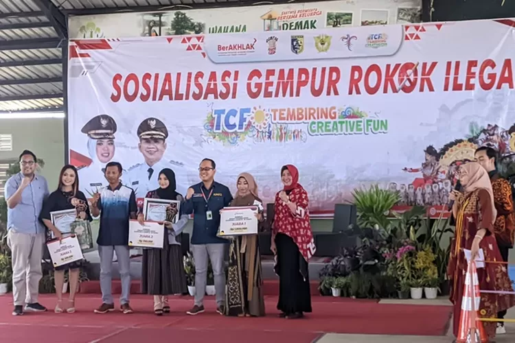 Pemenang lomba Demak Fashion Fest menerima hadiah dan foto bersama  (ivo)