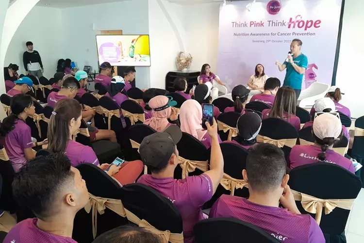 Edukasi pencegahan Kanker Payudara oleh Re.juve kepada komunitas lari di Semarang.  (Ayosemarang.com/ Audrian Firhannusa)