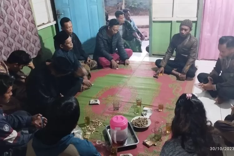 Oknum anggota DPRD disidang warga dan keluarga.  (Foto: dok)