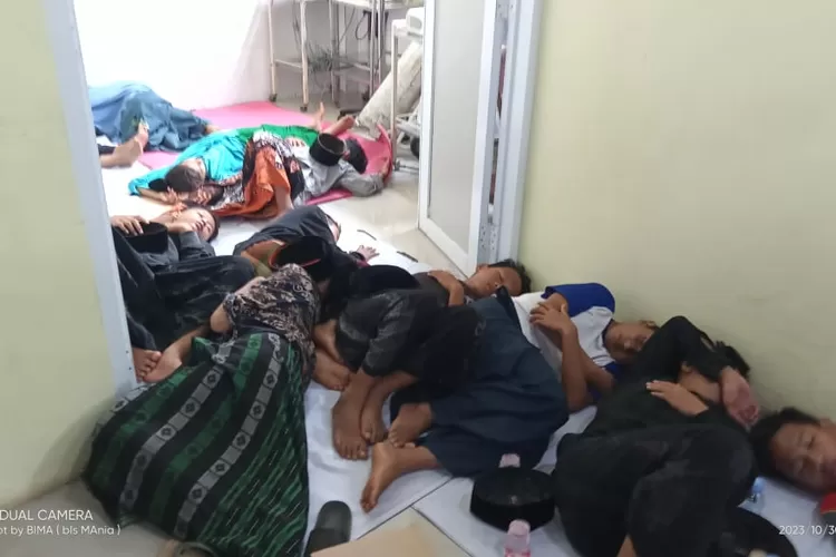 Santri Ponpes Al Huda Desa Gondang Kecamatan Subah korban keracunan makanan yang dirawat di Puskesmas Subah.  (Foto: dok)