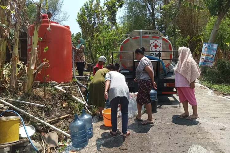 Bantuan air bersih selalu disediakan pemkot untuk daerah yang kekeringan di Semarang.  (Humas Pemkot)