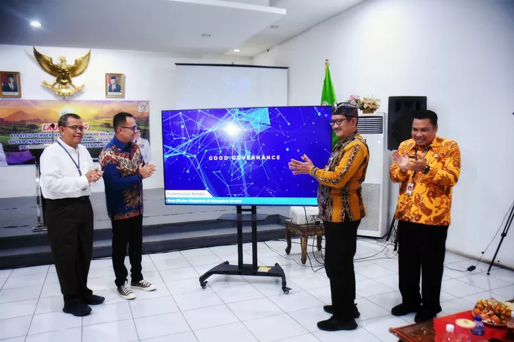 Sekda Kendal bersama Kepala Dispermasdes Kendal dan mBizmarket meluncurkan program Perum Simpedes Selasa 31 Oktober 2023. (edi prayitno/kontributorr kendal)