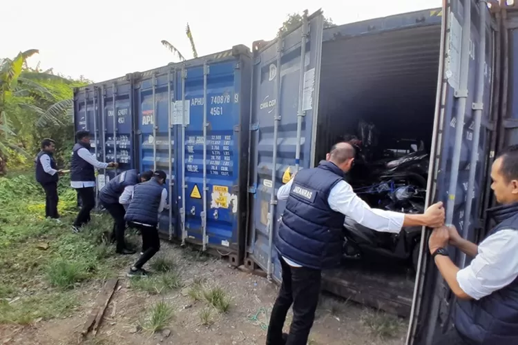 Kontainer dengan kendaraan ilegal di Semarang yang hendak diselundupkan ke Timor Leste.  (Ayosemarang.com/ Audrian Firhannusa)