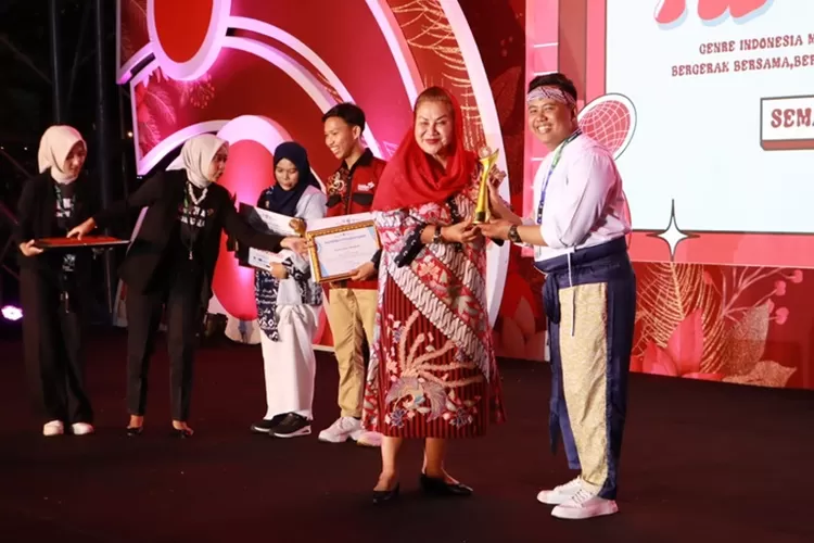 Mbak Ita saat memberikan Apresiasi Duta Genre dam Jambore Ajang Kreativitas Remaja Tingkat Nasional.  (Humas Pemkot)