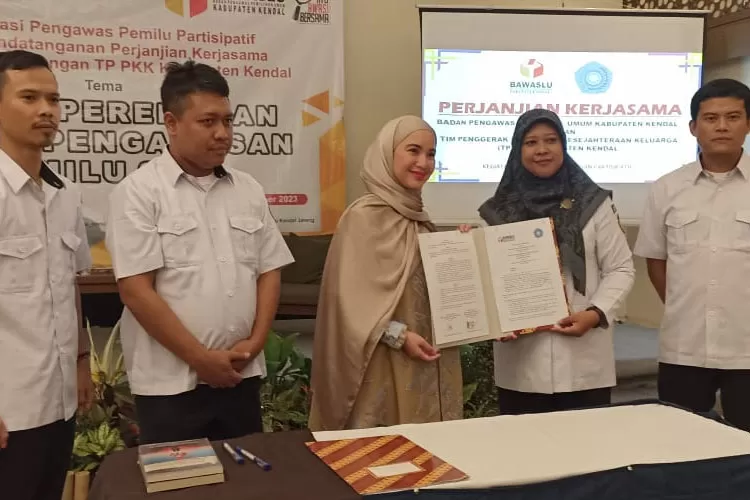 Penandatanganan kerjasama antara Bawaslu dan TP PKK Kabupaten Kendal untuk melakukan pengawasan Pemilu 2024. (Kontributor Kendal Edi Prayitno)