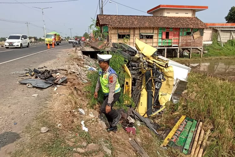 Kondisi truk box yang ringsek dan terguling ke parit di jalan lingkar Weleri Selasa 01 November 2023.  ((edi prayitno/contributor Kendal))