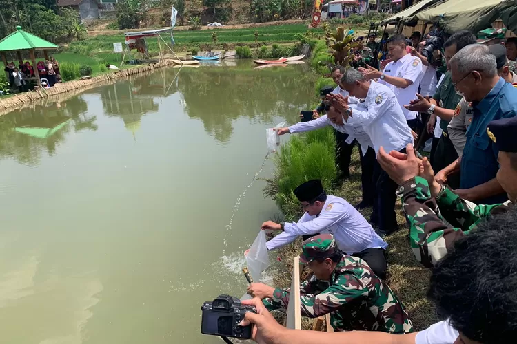  Pelepasan 10.000 bibit ikan di wisata air Segeblek (edi prayitno/kontributor Kendal)
