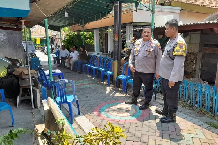 Kapolsek Semarang Timur IPTU Iwan Kurniawan saat menyambangi lokasi dugaan rudapaksa anak di bawah umur di Kemijen Semarang.  (Ayosemarang.com/ Audrian Firhannusa)