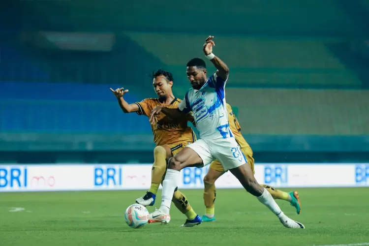 Boubakary Diarra saat berduel dengan pemain Bhayangkara FC. Sementara Bhayangkara FC vs PSIS Semarang masih 0-0. (PSIS)