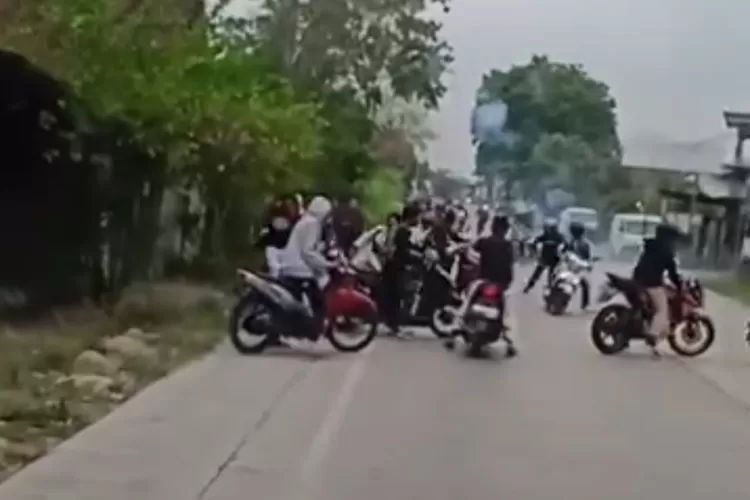 Potongan video amatir tawuran dua kelompok di jalan tembus Patebon.  ((Edi Prayitno/kontributor Kendal))