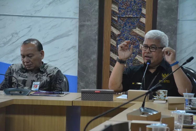 Wakil Ketua Komisi Informasi Provinsi Jawa Tengah Setiadi didampingi Pj Sekda Batang Ari Yudianto saat menberikan arahan kepada PPID Batang.  (Foto: dok)