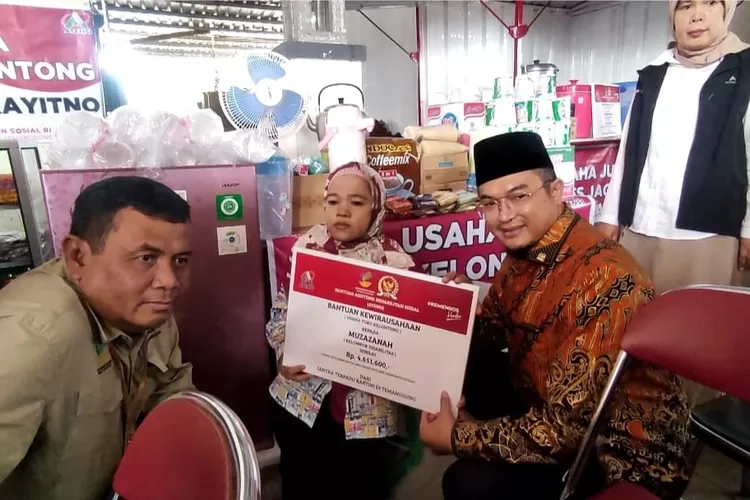 Anggota Komisi VIII DPR RI menyerahkan bantuan atensi untuk lansia dan disabilitas (Edi Prayitno/ kontributor Kendal)