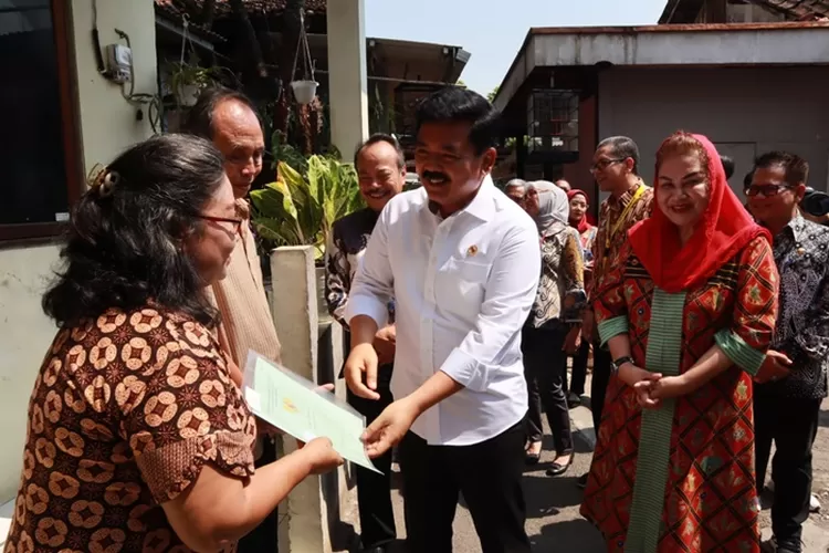 Wali Kota Semarang Hevearita Gunaryanti Rahayu saat mendampingi Menteri ATR/ Kepala BPN Hadi Tjahjanto ketika menyerahkan sertifikat tanah PTSL.  (Humas Pemkot)