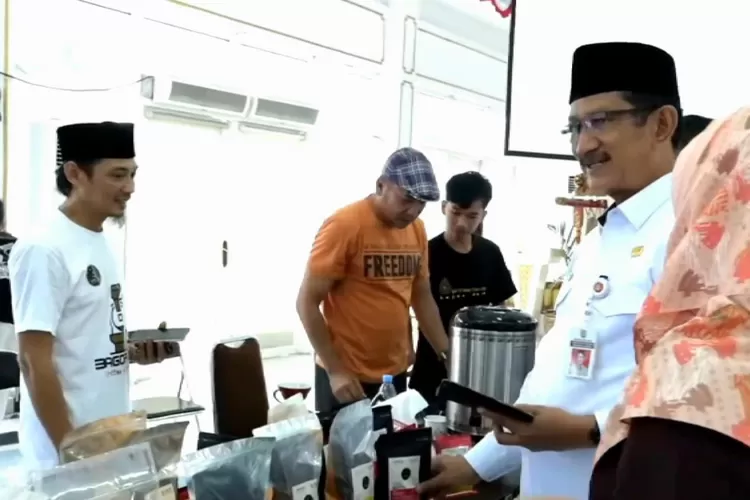Sekda Kendal melihat produk kopi lokal Kendal sebagai upaya pengembangan ekonomi lokal berbasis klaster. (Foto: Edi Prayitno Kontributor Kendal)