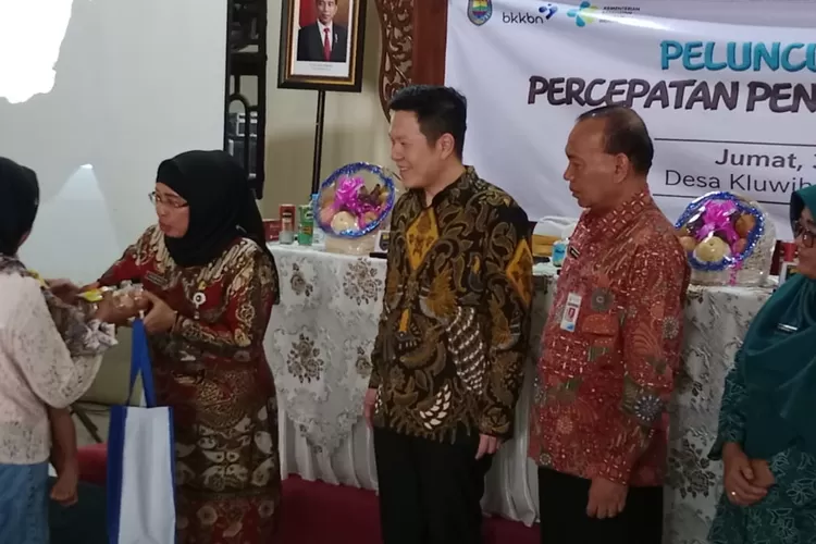 Pj Bupati Batang Lani Dwi Rejeki di damping jajaran pejjabat Batang menyerahkan bantuan PMT kepada balita Desa Klewih Kecamayan Bandar.  (Foto: Muslihun kontributor Batang.)