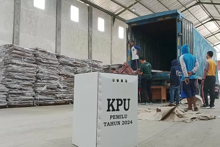 KPU Batang menerima logistik Pemilu 2024/ Muslihun kontributor Batang