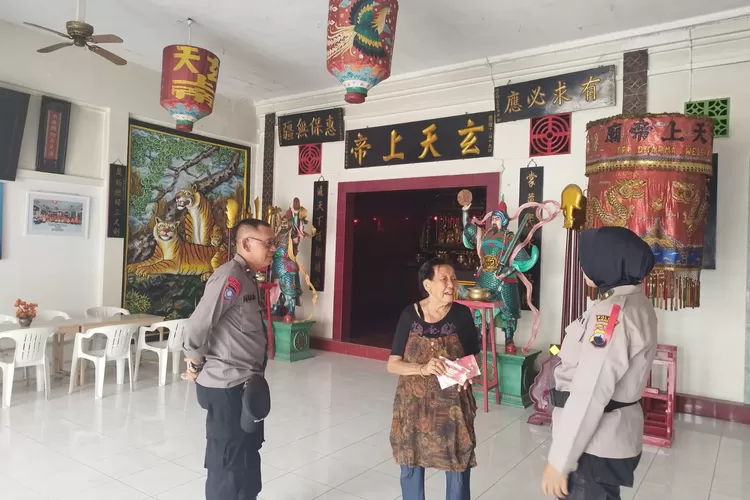 Petuas Satuan Binmas Polres Kendal memberikan pesan kamtibmas kepada pengurus Vihara Tri Dharma Weleri.  ((edi prayitno/Kontributor Kendal))