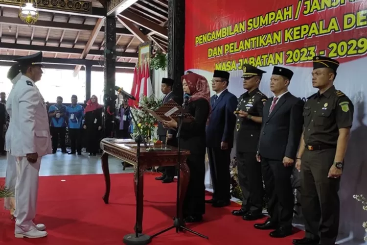 Ketua DPRD Demak, H.S Fahrudin Bisri Slamet (FBS) saat hadir dalam prosesi pelantikan 54 kades terpilih periode 2023 - 2029 di Pendopo Kabupaten Demak  (zaidi)