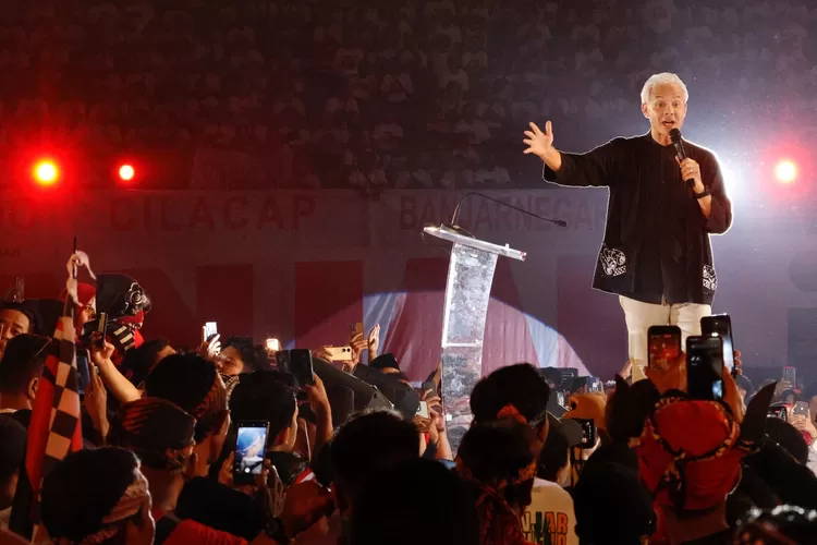 Ganjar Pranowo, bakal calon presiden (Bacapres) 2024 berpidato di hadapan lebih dari 6.000 relawan yang tergabung dalam Tim Pemenangan Daerah Jawa Tengah di GOR Jatidiri Semarang, Sabtu 4 November 2023. (dok)