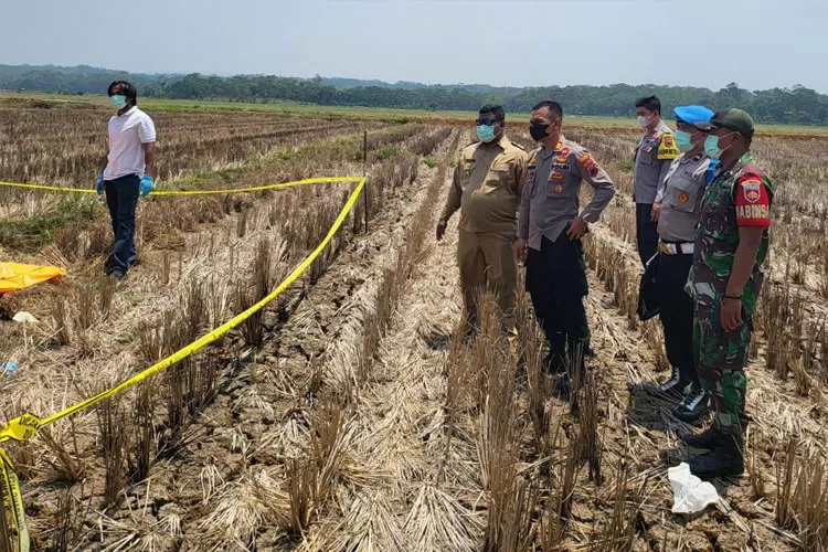 Anggota Pokres Batang melakukan evakuasi TKP penemuan mayat. 