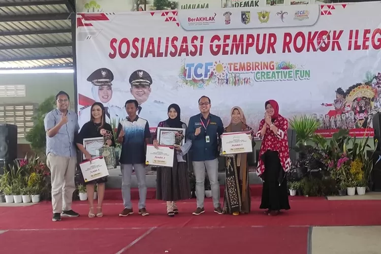Sekda Demak Akhmad Sugiharto dan Plt Kadinas Pariwisata Endahcahyarini swafoto bersama usai menyerahkan hadiah pemenang Demak Fashion Fest.  (Zaidi)