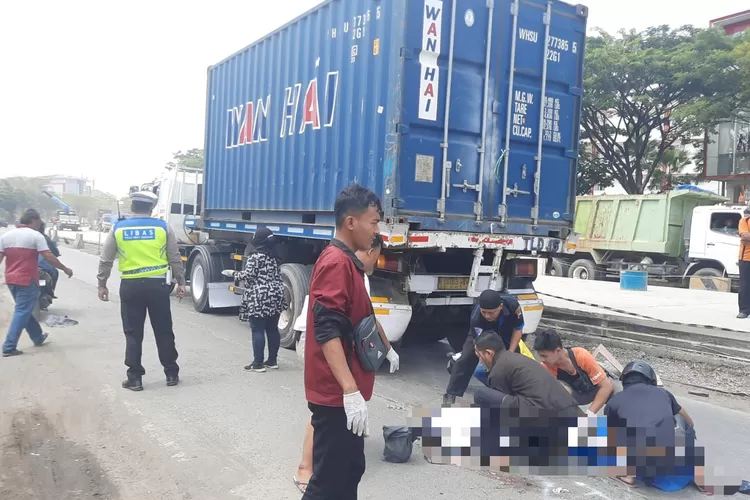 Petugas saat mengevakuasi korban kecelakaan di Yos Sudarso Semarang.  ((Istimewa))
