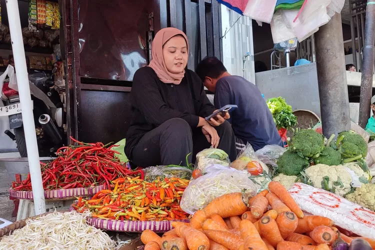 Pedagang di Pasar Peterongan menuturkan harga cabai di Semarang naik.  ((Ayosemarang.com/ Audrian Firhannusa))